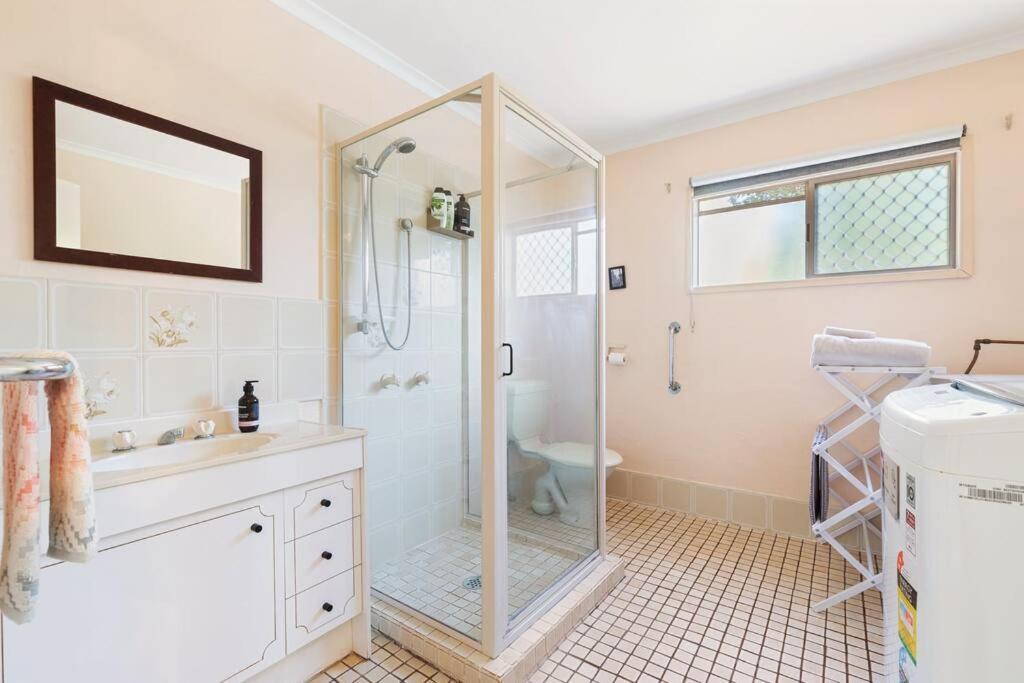 Relaxed Urangan Living At The Poolside * Hervey Bay
