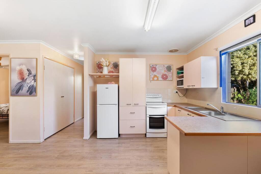 Relaxed Urangan Living At The Poolside Guest house