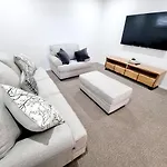 Large And Private Executive Home - Secure Parking For Boats