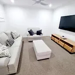 Large And Private Executive Home - Secure Parking For Boats