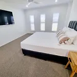 Large And Private Executive Home - Secure Parking For Boats
