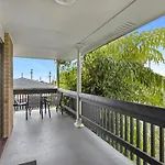 Upstairs Villa Minutes To The Beach