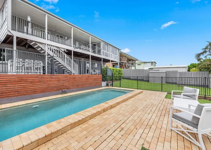 Hillcrest House - A Poolside Retreat On The Coast