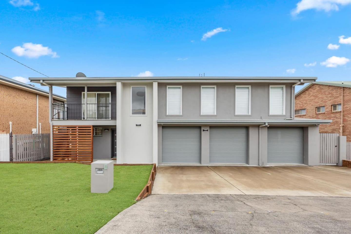 Hillcrest House - A Poolside Retreat On The Coast * Hervey Bay
