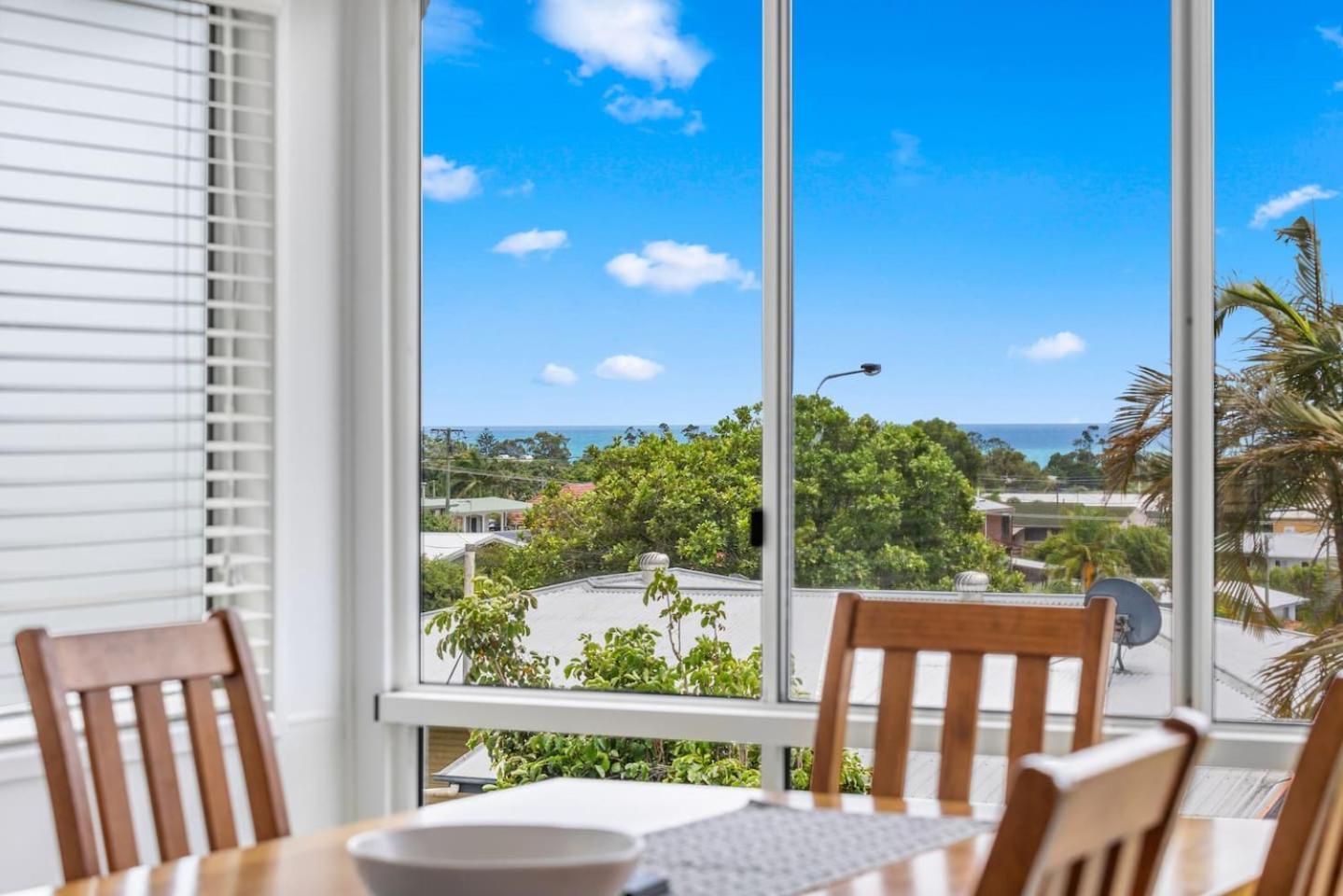 Hillcrest House - A Poolside Retreat On The Coast * Hervey Bay