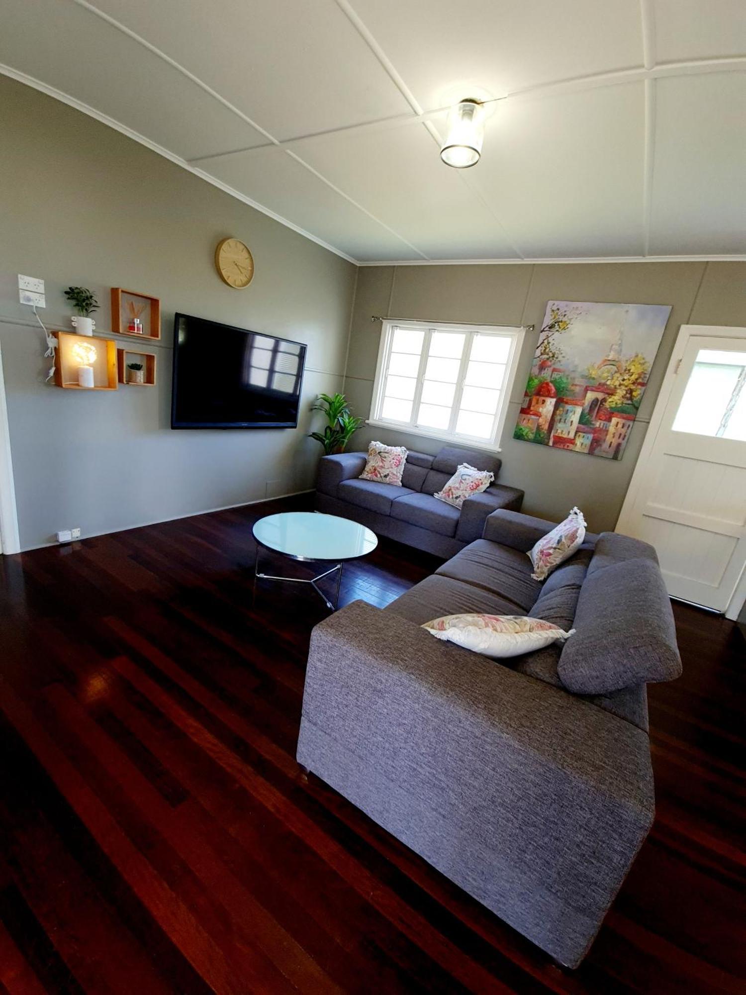 Entire 3 Bedroom House 2000 M2 - 5 Mins Walk To Torquay Beach, Holiday home *