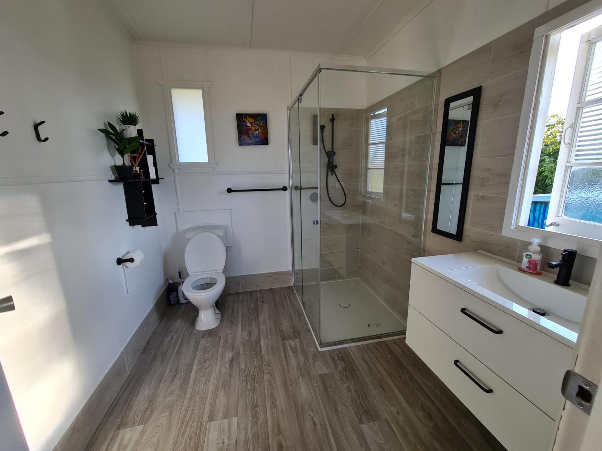 Entire 3 Bedroom House 2000 M2 - 5 Mins Walk To Torquay Beach, *