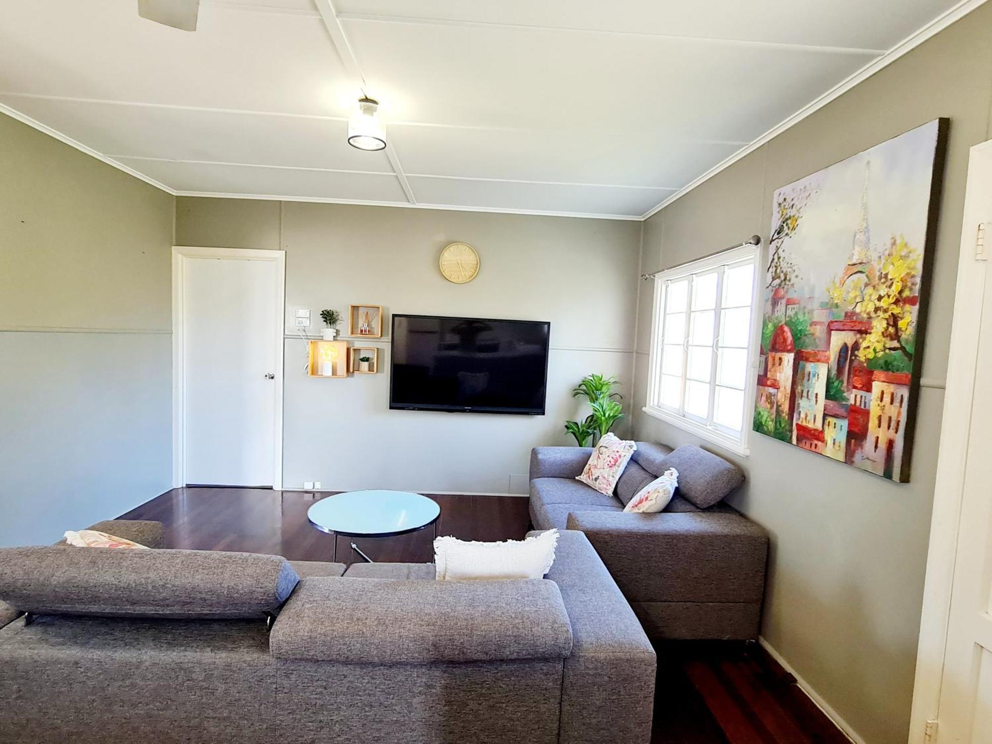 Entire 3 Bedroom House 2000 M2 - 5 Mins Walk To Torquay Beach,