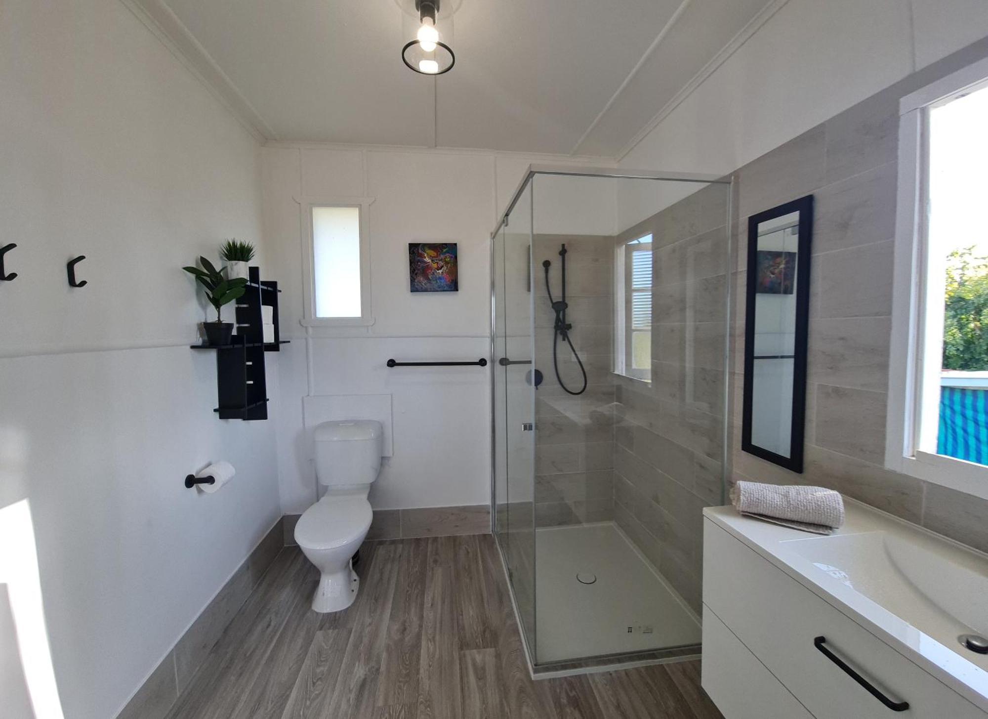 Entire 3 Bedroom House 2000 M2 - 5 Mins Walk To Torquay Beach, * Hervey Bay