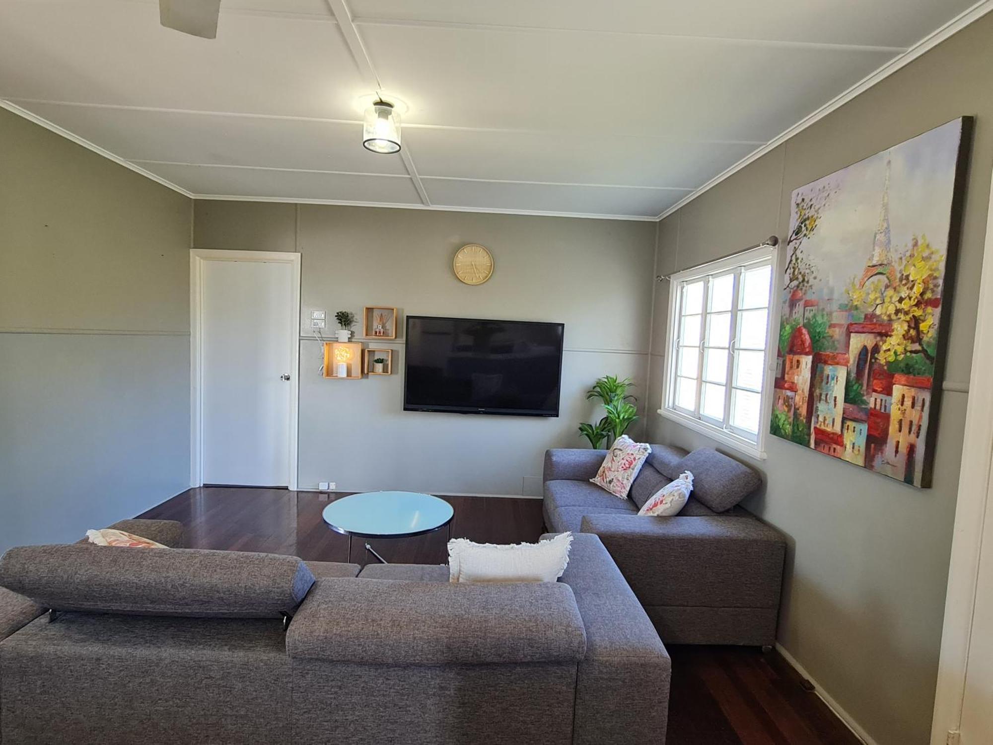 Entire 3 Bedroom House 2000 M2 - 5 Mins Walk To Torquay Beach, Holiday home Hervey Bay