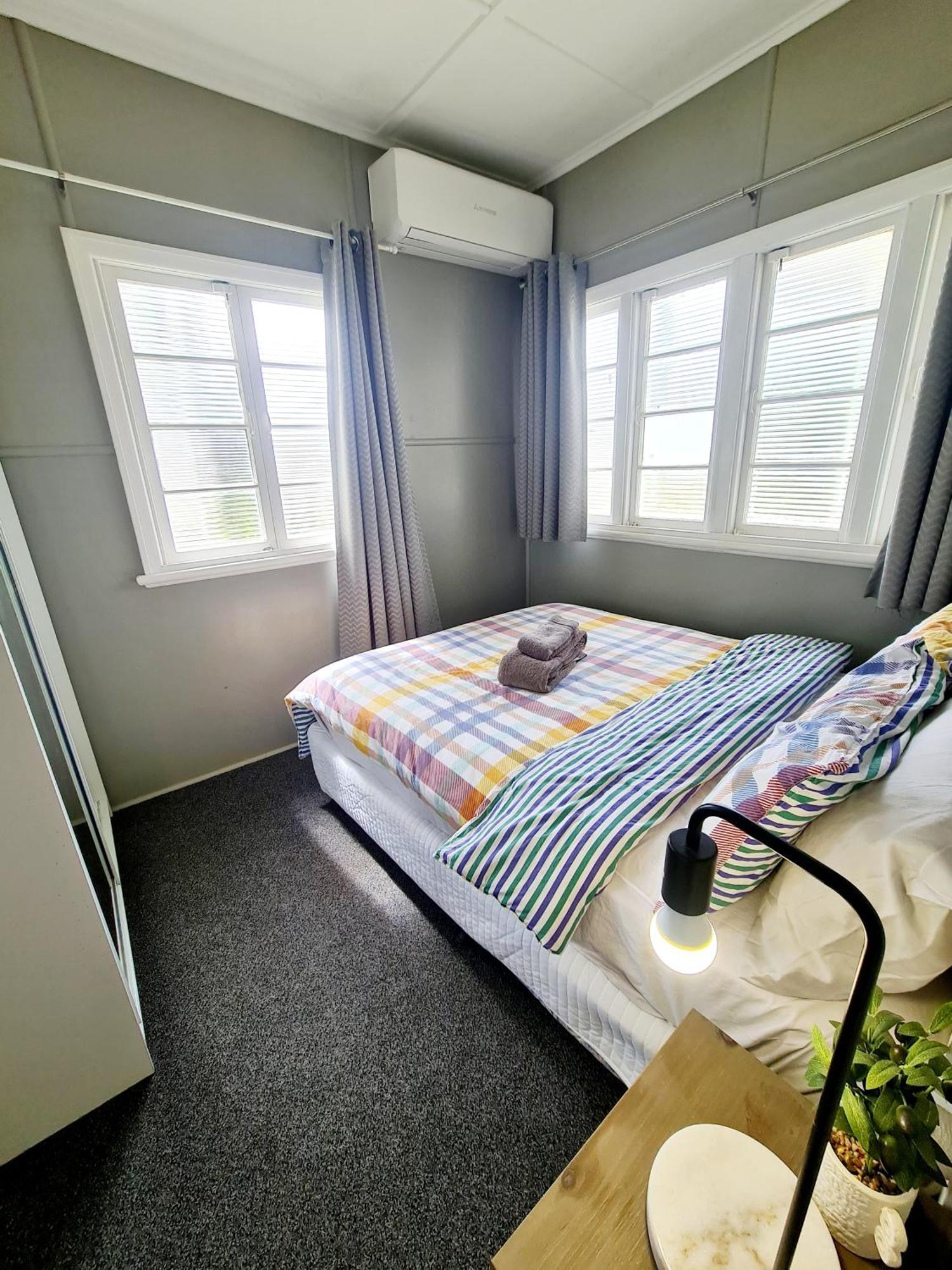 Entire 3 Bedroom House 2000 M2 - 5 Mins Walk To Torquay Beach, Holiday home