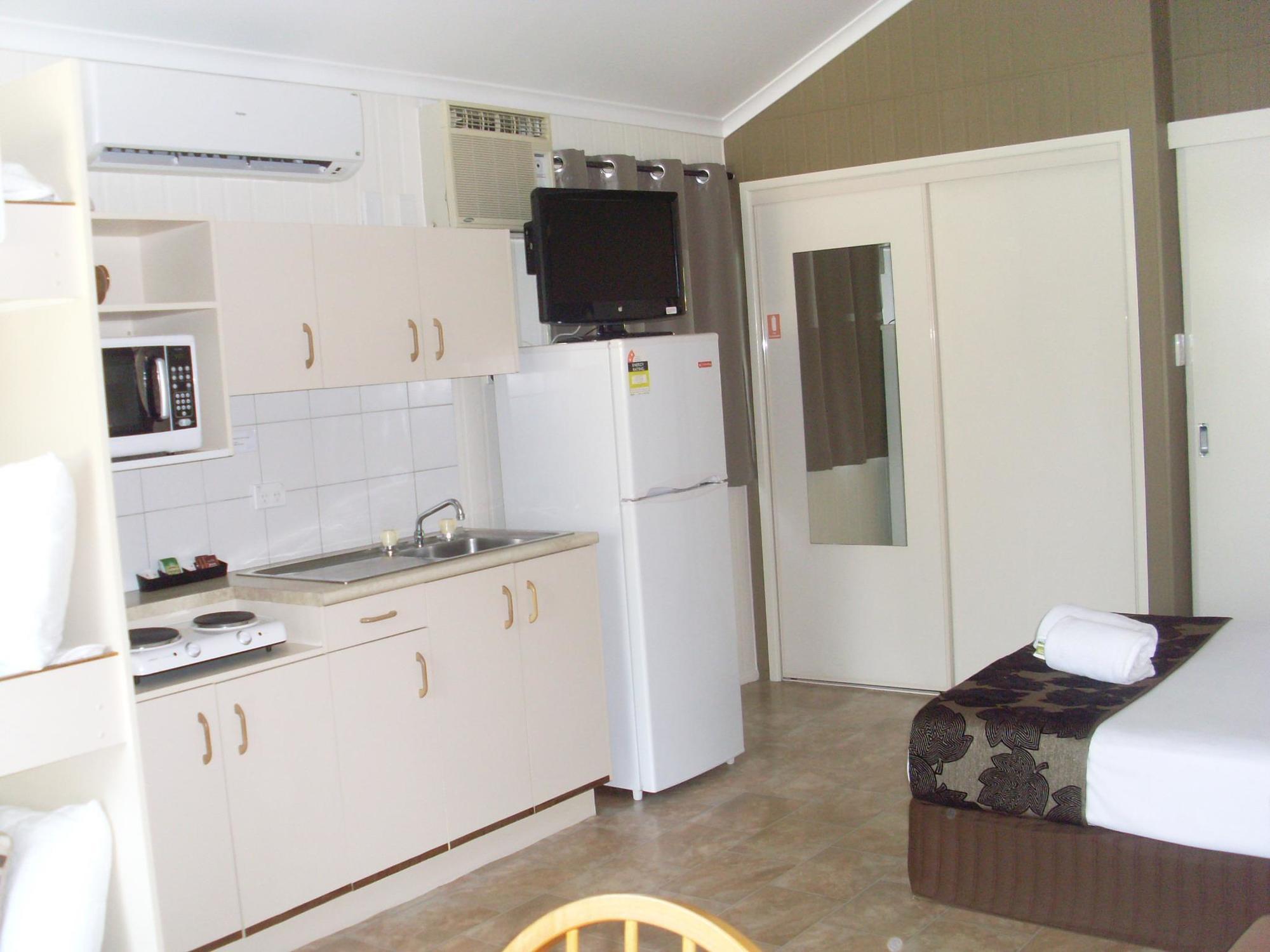 Australiana Tourist Park Hotel