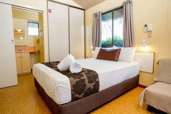 Australiana Tourist Park Hotel 4*