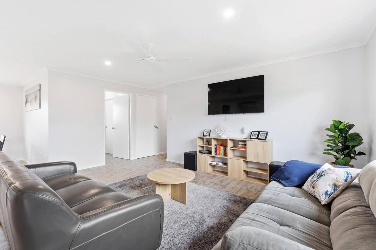 'the Aussie Classic' Poolside Living By The Marina Hervey Bay