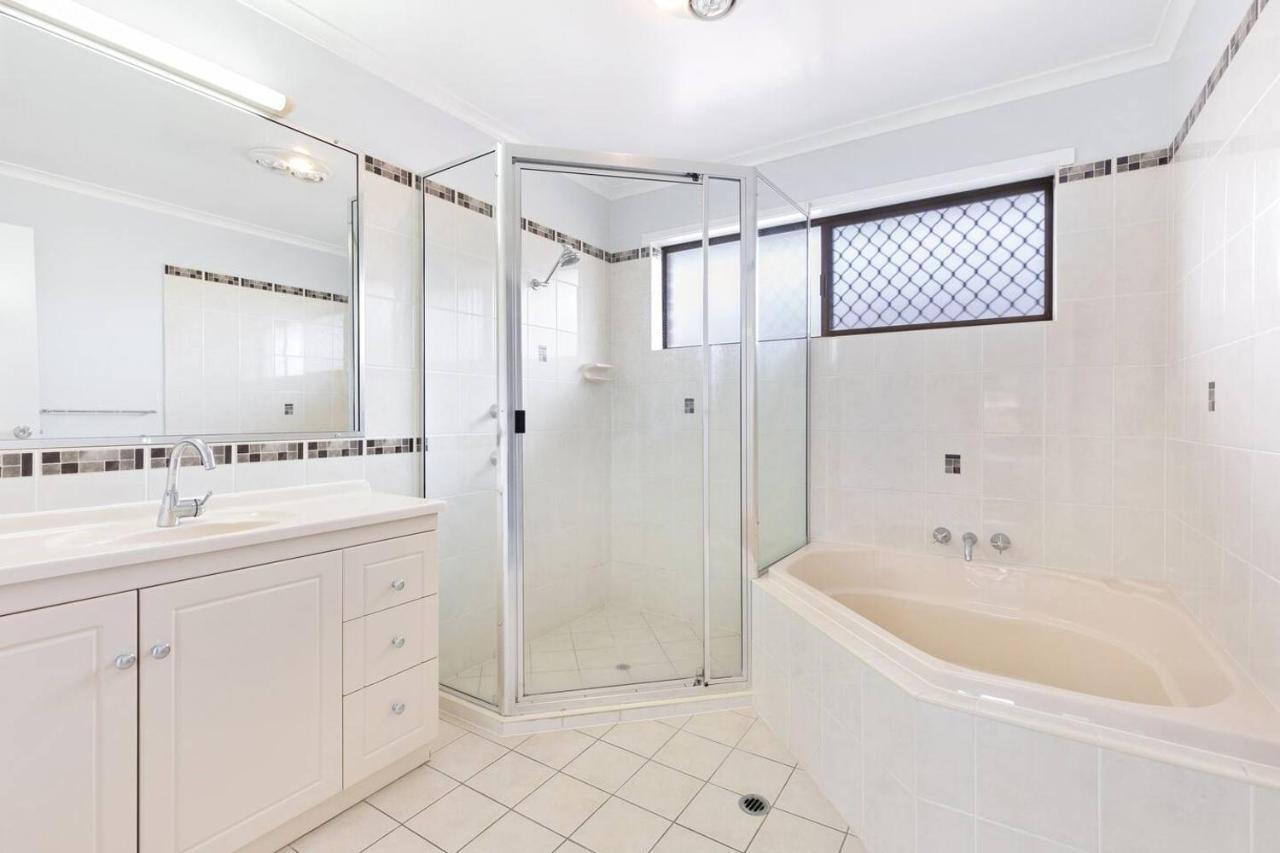 'the Aussie Classic' Poolside Living By The Marina Holiday home Hervey Bay