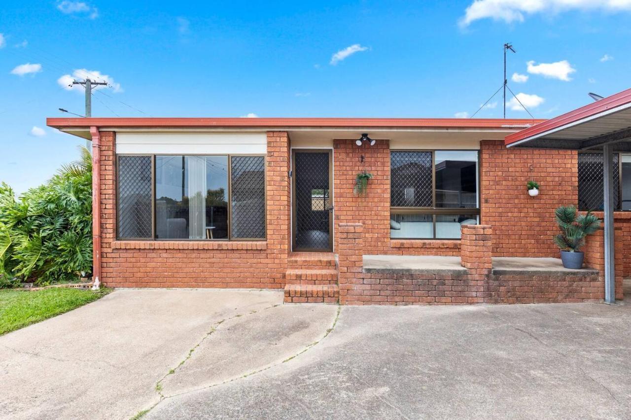 'the Aussie Classic' Poolside Living By The Marina