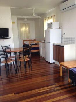 Palms Caravan Park Hotel