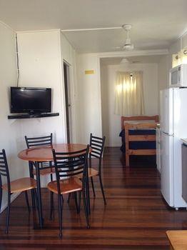 Palms Caravan Park Hotel