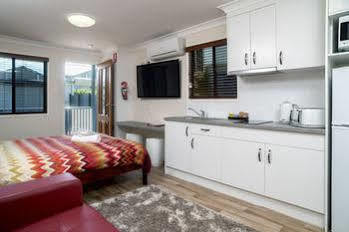 Palms Caravan Park Hotel