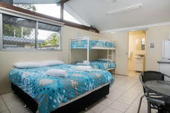 Palms Caravan Park Hotel